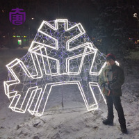 Décoration LED géante en forme de flocon de neige, conçue comme un point focal festif pour les hôtels, les stations balnéaires et les places publiques