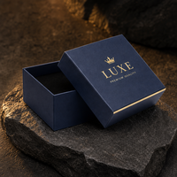 Boîte cadeau pour bijoux bleu marine avec logo personnalisé, boîte rigide en papier pour bague avec insert en velours et estampage à chaud doré