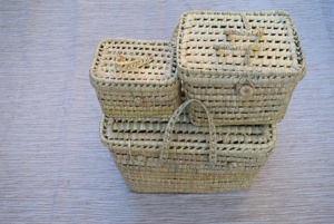 Boîte vintage en feuilles de palmier tressées avec deux poignées et couvercle, motif carré creux Moroccansoul, unisexe - Product Image 2