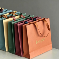 Sac d'emballage de luxe pour parfum avec impression sérigraphique, en papier d'art, carte blanche personnalisée, design robuste et poignée.