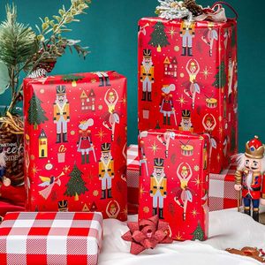 Papier d'emballage de Noël rouge réversible motif casse-noisette à carreaux dorés 17 po x 32,8 pi recyclable - Product Image 6