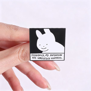 Divertente Spilla in Smalto con Meme del Coniglio 'All突然我的动机就消失了' Bianco e Nero per Decorazione Zaino - Product Image 2
