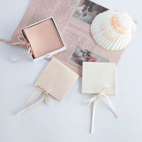Pochette carrée de luxe en microfibre avec rabat et nœud papillon pour bijoux, badges, colliers, bracelets et bagues