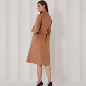 Manteau long élégant et luxueux en laine, fait main, sur mesure, à double boutonnage, coupe ajustée pour femme, hiver 2025 - Product Image 5