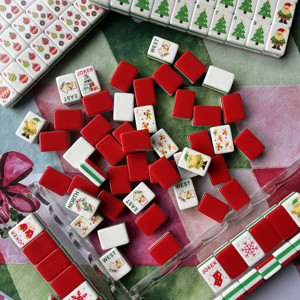 Jeu de Mahjong américain personnalisé en acrylique gravé, tuiles de Mahjong américaines, design rouge de Noël, idée cadeau pour une soirée de jeu familiale festive - Product Image 1