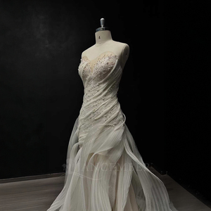 Vestido de Novia de Lujo Moderno NT48 con Escote Corazón, Encaje Floral, Apliques de Cristal y Volantes Estilo Sirena - Product Image 4