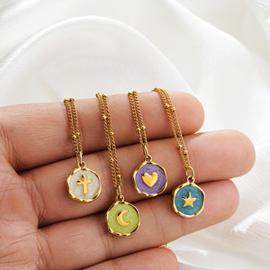 <span class=keywords><strong>Collana</strong></span> Impermeabile con Smalto Colorato, Ciondolo Asimmetrico a Moneta con Croce, Cuore e <span class=keywords><strong>Luna</strong></span> in Acciaio Inox Placcato <span class=keywords><strong>Oro</strong></span> 18K PVD - Product Image 1