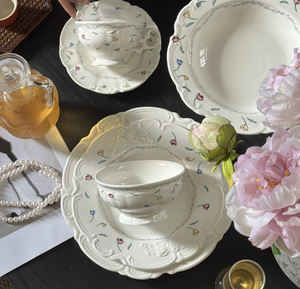 Juego de Vajilla de Cerámica con Diseño Floral en Relieve Vintage, Plato, Tazón, Taza y Soporte para Pastel de Porcelana con Delicado Patrón de Tulipanes, Vajilla Elegante - Product Image 1