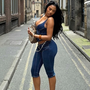 Ensemble 2 pièces décontracté sexy en faux denim, coupe ajustée très élastique, comprenant un crop top sans manches à col en V et un short mi-long taille basse, écologique pour - Product Image 3