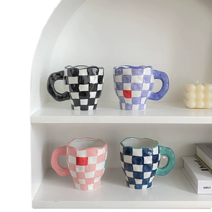 Mug en céramique fait main Niche, motif petit ours mignon, 250 ml, irrégulier, noir et blanc à carreaux, pour café et lait, compatible lave-vaisselle et micro-ondes - Product Image 2