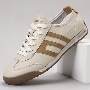 Chaussures décontractées rétro pour hommes, bout rond, cuir de vache, semelle en caoutchouc souple, style marche, baskets tendance - Product Image 1