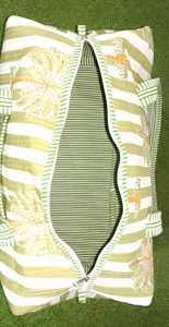 Esta elegante bolsa de lona presenta un diseño tropical refrescante con rayas verticales verdes y blancas que le dan un aspecto moderno. - Product Image 3