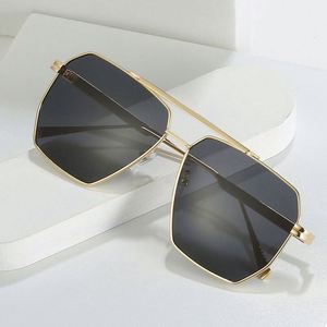 Vente en gros - Lunettes de soleil carrées en métal à double pont pour hommes et femmes, protection UV400, polarisées, en alliage, idéales pour la conduite - Product Image 2