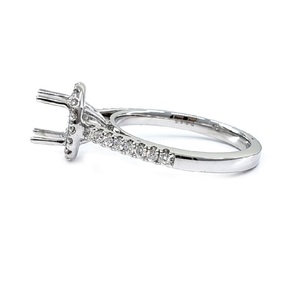 Bague de fiançailles classique sur mesure en or blanc de qualité supérieure avec diamant naturel, sertie d'une halo ovale et pavé, idéale pour les mariages féminins - Product Image 2