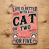 Plaque en fer rétro sur le thème des animaux de compagnie - « La vie est meilleure avec les chats » - Slogan amusant pour porte, fenêtre ou mur - Ornement à suspendre
