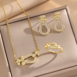Conjunto de Joyería de Lujo Chapado en Oro con Diseño de Herradura: Collar, Pendientes y Anillo de Acero de Titanio con Zirconia - Product Image 1