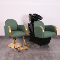 Ensemble de mobilier de salon rose au design moderne, comprenant un comptoir de réception de barbier, un chariot, un miroir, une chaise de barbier et un fauteuil de lavage.