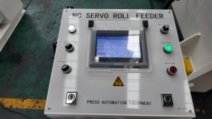 Pressa Pneumatica CNC Serie <span class=keywords><strong>YPA</strong></span> 200T a Velocità Media con Piattaforma Fissa, Motore e Pompa, Certificata CE ISO - Product Image 2