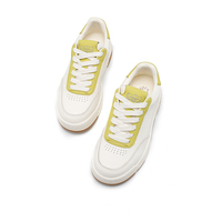 Baskets basses décontractées pour femmes, blanches avec accents multicolores, style skate, semelle en caoutchouc