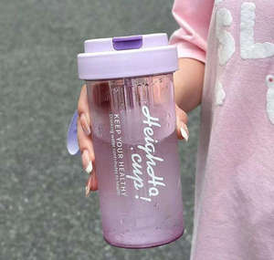 Vaso Portátil <span class=keywords><strong>de</strong></span> Plástico <span class=keywords><strong>de</strong></span> 600 ml con Correa para la Muñeca, Pajita Antiderrames y Logotipo Personalizable para la Vuelta al Cole, Niñas, Verano y Camping - Product Image 3