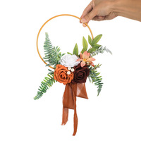 Bouquet de demoiselle d'honneur en cercle doré - Roses artificielles et verdure dans un cadre circulaire (Vente en gros MOQ 30)