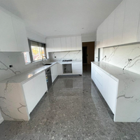 Meuble de cuisine moderne personnalisable à panneaux plats, construction en contreplaqué, finition laquée, avec robinet, évier et crédence, pour villa