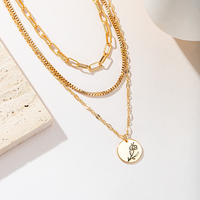 Collier délicat multicouche en or avec pendentif rond imprimé émail motif fleur et pièce de monnaie, collier superposé, bijou minimaliste pour le quotidien, cadeau pour femme