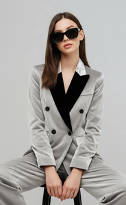 Ensemble tailleur élégant gris argenté en velours pour femme : blazer croisé et pantalon ajusté – Tenue de bureau de luxe - Product Image 3