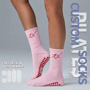 Chaussettes de Pilates pour femmes personnalisées, fabrication BiLu, design gratuit, livraison rapide, chaussettes antidérapantes rose bonbon pour le yoga et le Pilates - Product Image 1