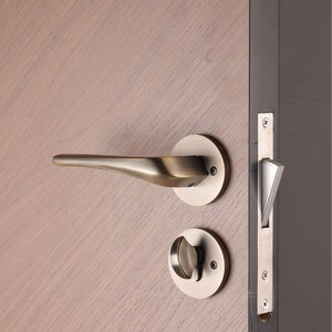 Porte en bois massif minimaliste avec surface finie et design à ouverture latérale - Product Image 2