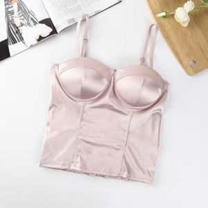 I-0283 Camisola cómoda con pliegues, estilo sexy, sin costuras, con efecto de realce, sujetador sin marcas, copa fija, top de tubo de seda helada con tirantes - Product Image 2
