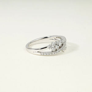 Anillo de compromiso con diamantes de laboratorio para mujer, con un diseño de racimo único, diamantes creados en laboratorio E VS, elegante joyería nupcial. - Product Image 4