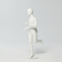 Tienda de moda escaparate cuerpo completo huevo cara mate blanco niño corriendo maniquí