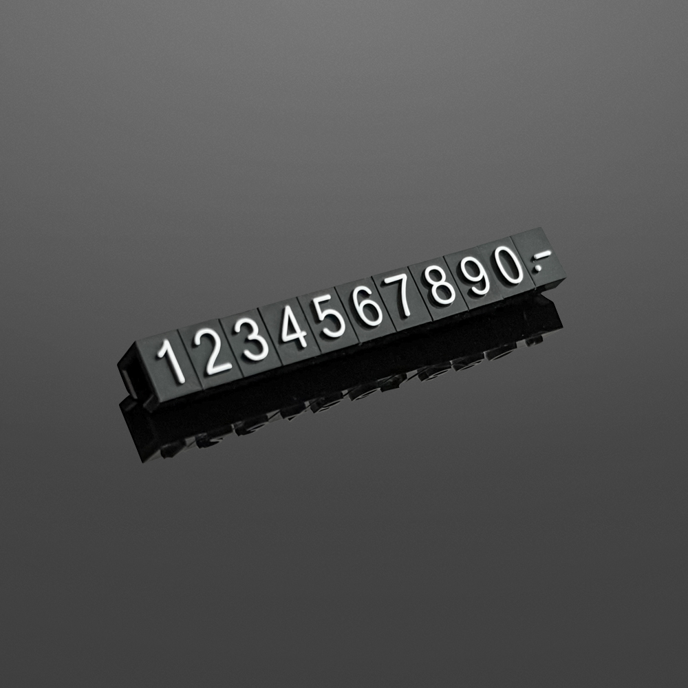 Sfondo nero con caratteri bianchi