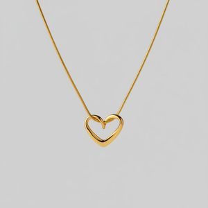 Colgante minimalista de corazón abierto de oro que representa amor y pureza, perfecto para regalar o agregar encanto a los atuendos diarios. - Product Image 1