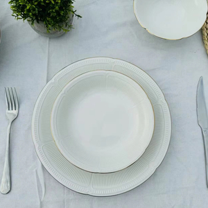 Assiettes en céramique de luxe écologiques avec un design unique en relief pâtes rondes en or pour chargeur assiette en gros pour restaurant à domicile - Product Image 1