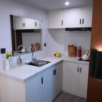 Maison-capsule de camping moderne et luxueuse en structure acier préfabriquée, étanche, avec système intelligent, type villa ou cabane conteneur
