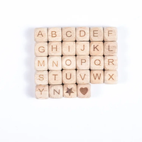 Dés sculptés au laser 20mm 50mm personnalisés en gros DIY bois couleur hêtre carré et Cube bois anglais 26 lettres lettre dés avec trous