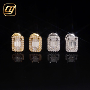 Boucles d'oreilles clous de luxe en moissanite taille émeraude, argent 925 plaqué or 18 carats, sertissage à griffes géométrique, unisexe, pour usage quotidien - Product Image 1