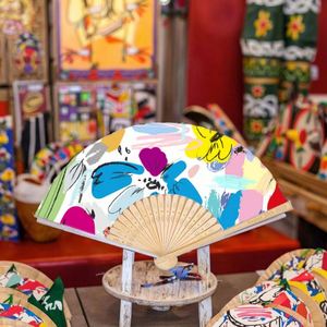 พัดไม้ไผ่พกพา แกะสลักและเพ้นท์ลายศิลปะพื้นบ้าน เหมาะสำหรับเป็นของที่ระลึกงานปาร์ตี้ หรือของแจกส่งเสริมการขาย ของตกแต่งงานฝีมือ - Product Image 6