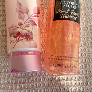 โลชั่นครีม 236 มล. และสเปรย์ฉีดพรมกลิ่นหอม 250 มล. ชุดน้ำหอมวิคตอเรีย ซีเคร็ท เวลเวท เพทัลส์ ออริจินัล สำหรับผู้หญิง - Product Image 4