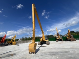 Excavadora de cadenas CAT 325BL usada con brazo largo hidráulico para movimiento de tierras en construcción - Product Image 2