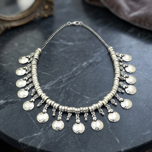 Collier pour femme minimaliste plaqué or 18 carats, style pièce de monnaie antique, derniers modèles, pendentifs et breloques ethniques en laiton faits à la main - Product Image 3