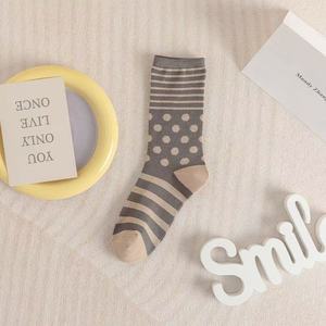 Calcetines de algodón a rayas y lunares para mujer, calcetines coreanos de media pantorrilla para primavera, otoño e invierno, tendencia coreana, lindos y versátiles - Product Image 3