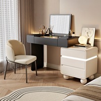 Ensemble de meubles de chambre à coucher pour petit appartement de luxe : coiffeuse, bureau et table de chevet intégrée