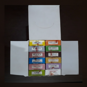 Varitas de incienso Paquete de colecciones hechas a mano varitas de incienso de fragancia sreevani 12 mezcla de aromas Paquete de regalo de la India. - Product Image 1