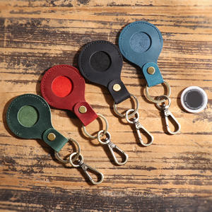 Funda de cuero genuino para AirTag con clip para llavero |   Fabricación Personalizada OEM/ODM para Marcas de Accesorios Tecnológicos - Product Image 2