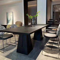 Table à manger en bois massif noir avec long établi de style minimaliste italien de style Wabi-Sabi pour un usage familial élégant et durable