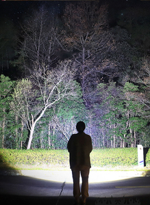 Lampe torche LED super lumineuse avec marteau de sécurité et aimants puissants, lampe latérale, lanterne portable pour le camping et les aventures - Product Image 2