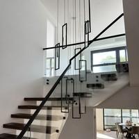 Escalier flottant moderne avec garde-corps en verre, marches en bois de chêne clair, design cantilever pour villa de luxe, maison contemporaine